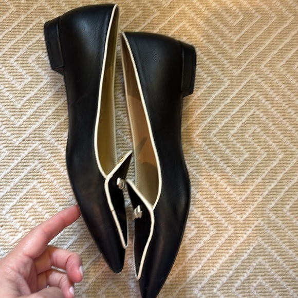 Black and white loafer with bow. Size 7 - Picture 5 of 6